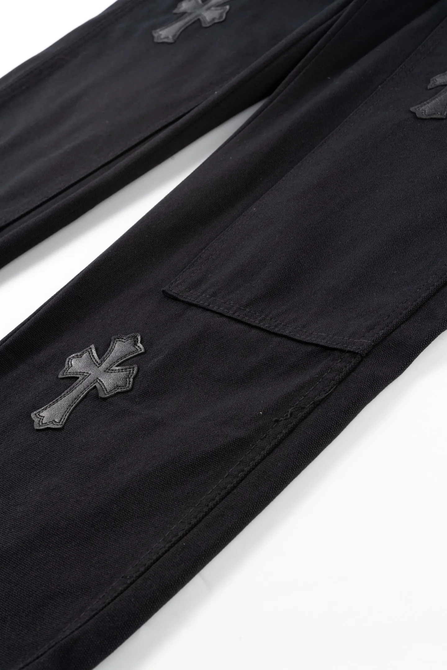 P250 Chrome Hearts Matty Boy Sex Records Patchwork leather workwear high street jeans It is well known that chromehearts jeans use vintage Levis jeans as the base for their creations. They usually add their own unique silver buckles and silver ornaments, plus patchwork embellishments. This is what doubles the value of these vintage jeans. Because the base is vintage jeans, the jeans themselves have become very soft and comfortable after years of baptism. This can be distinguished from ordinary jeans. Regarding the size, you should also refer to the pants data. Style number: 1637# Color: black Size: 28 30 32 34 36